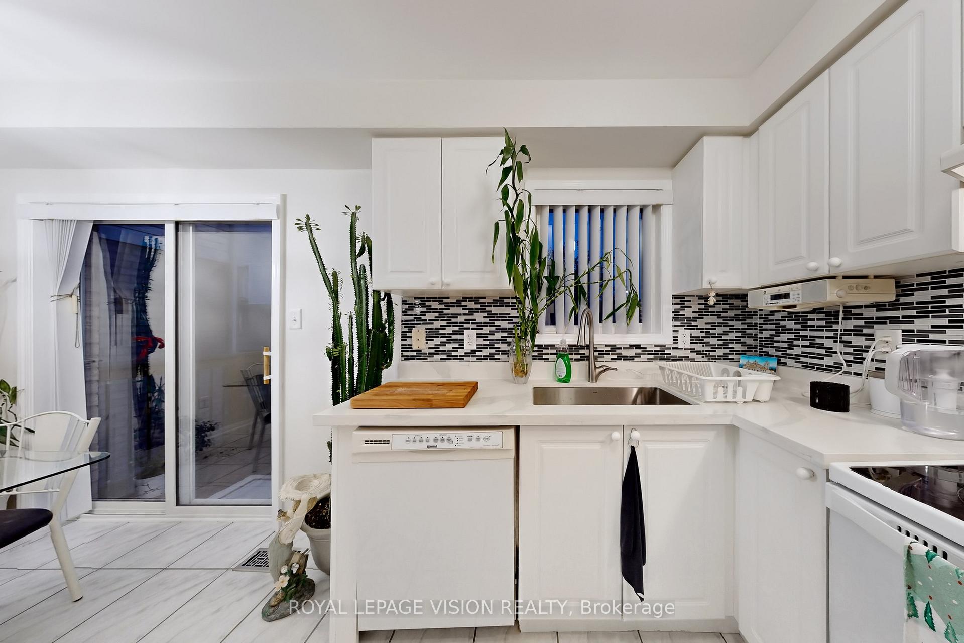 Photo 8 of 180 Kirkland Place, Whitby, Williamsburg — HOMEH
