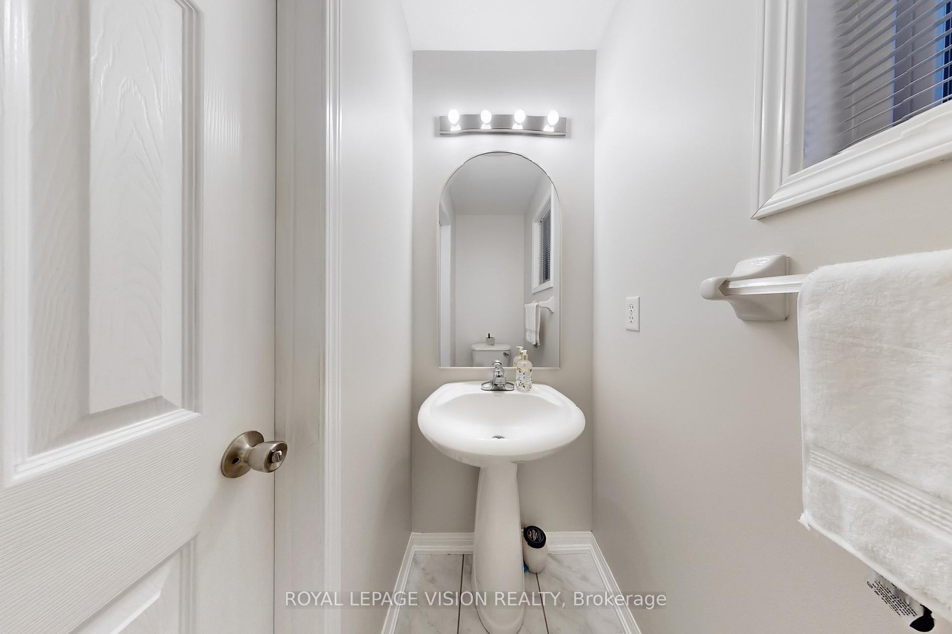 Photo 10 of 180 Kirkland Place, Whitby, Williamsburg — HOMEH