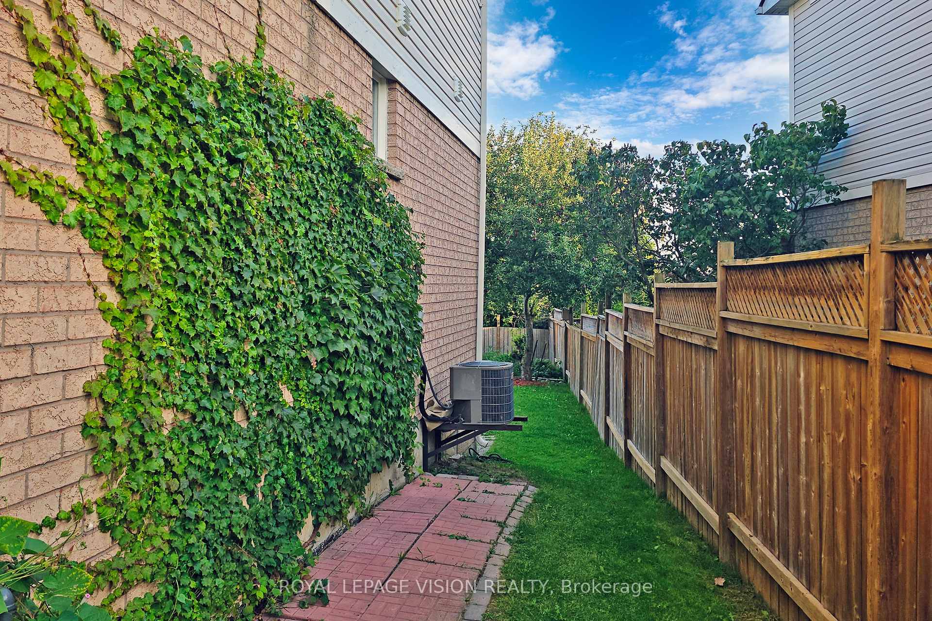 Photo 32 of 180 Kirkland Place, Whitby, Williamsburg — HOMEH