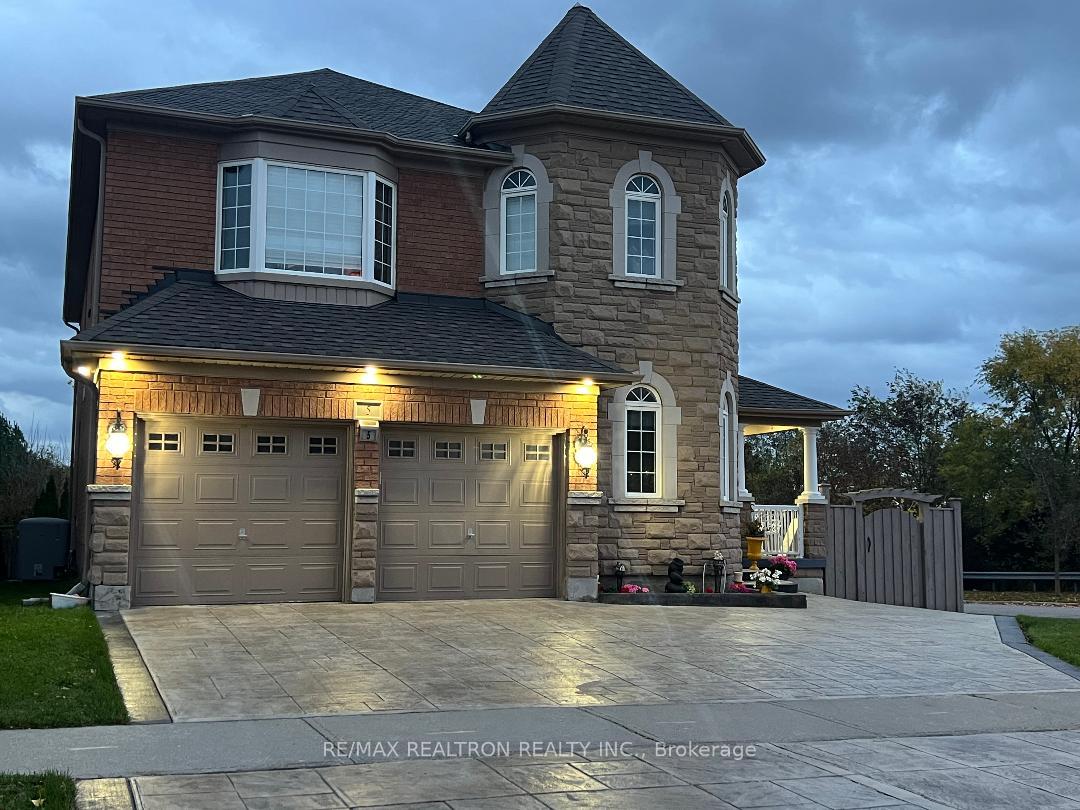 Photo 2 of 5 Grange Drive, Richmond Hill, Jefferson — HOMEH
