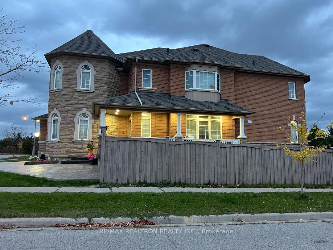 Photo 3 of 5 Grange Drive, Richmond Hill, Jefferson — HOMEH