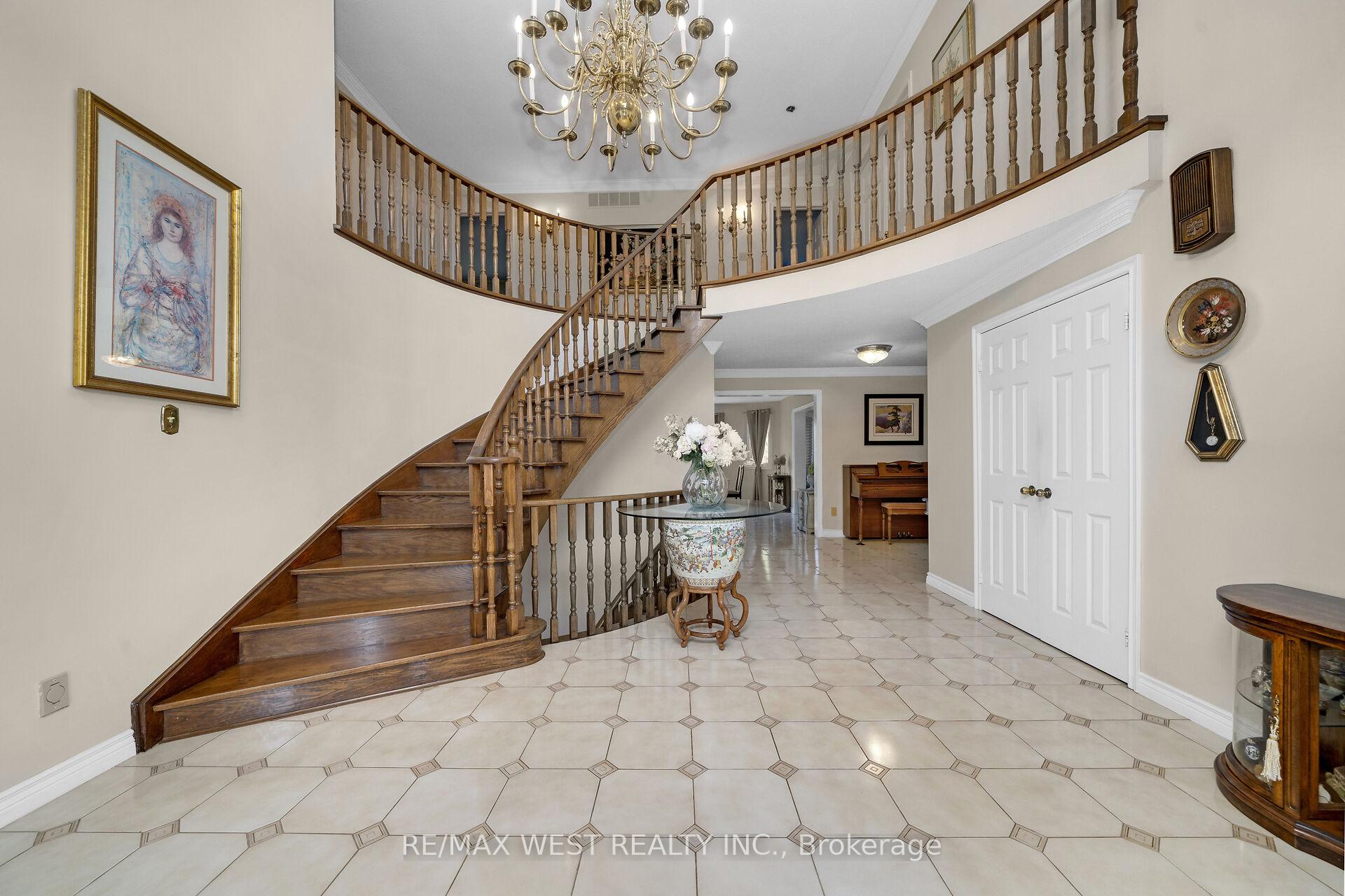 Photo 4 of 185 Dianawood Ridge, Vaughan, East Woodbridge — HOMEH