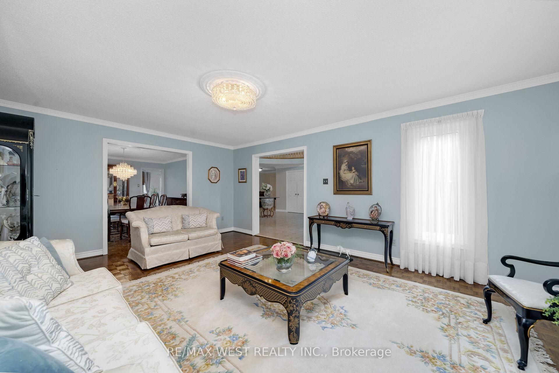 Photo 7 of 185 Dianawood Ridge, Vaughan, East Woodbridge — HOMEH