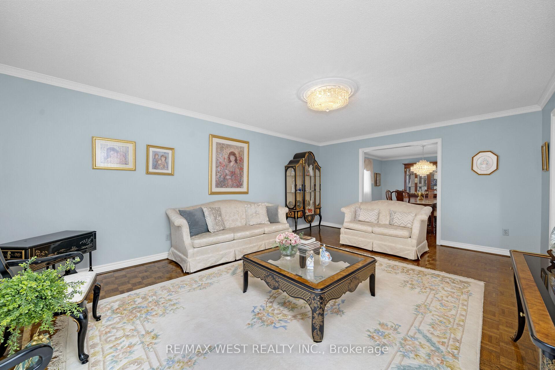 Photo 8 of 185 Dianawood Ridge, Vaughan, East Woodbridge — HOMEH