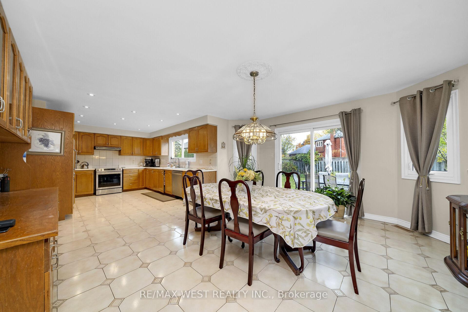 Photo 11 of 185 Dianawood Ridge, Vaughan, East Woodbridge — HOMEH