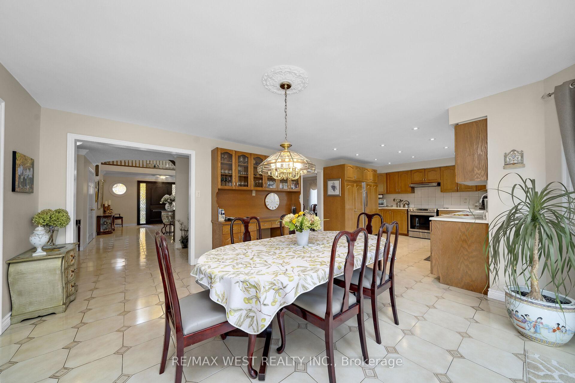 Photo 12 of 185 Dianawood Ridge, Vaughan, East Woodbridge — HOMEH