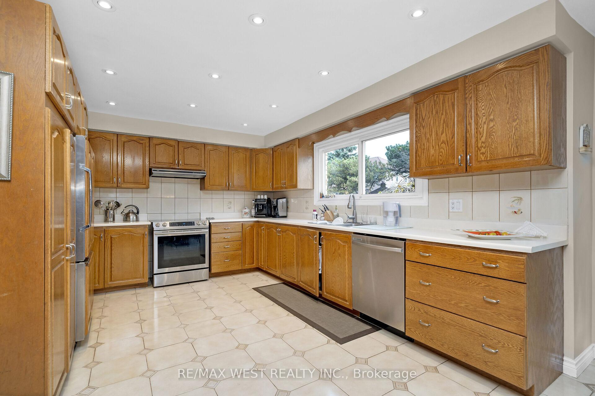 Photo 13 of 185 Dianawood Ridge, Vaughan, East Woodbridge — HOMEH