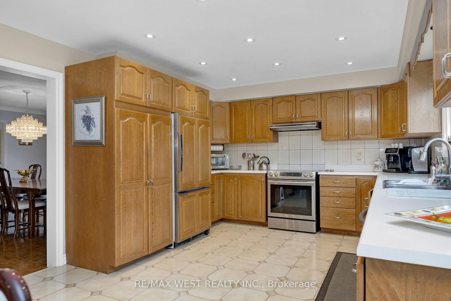 Photo 14 of 185 Dianawood Ridge, Vaughan, East Woodbridge — HOMEH