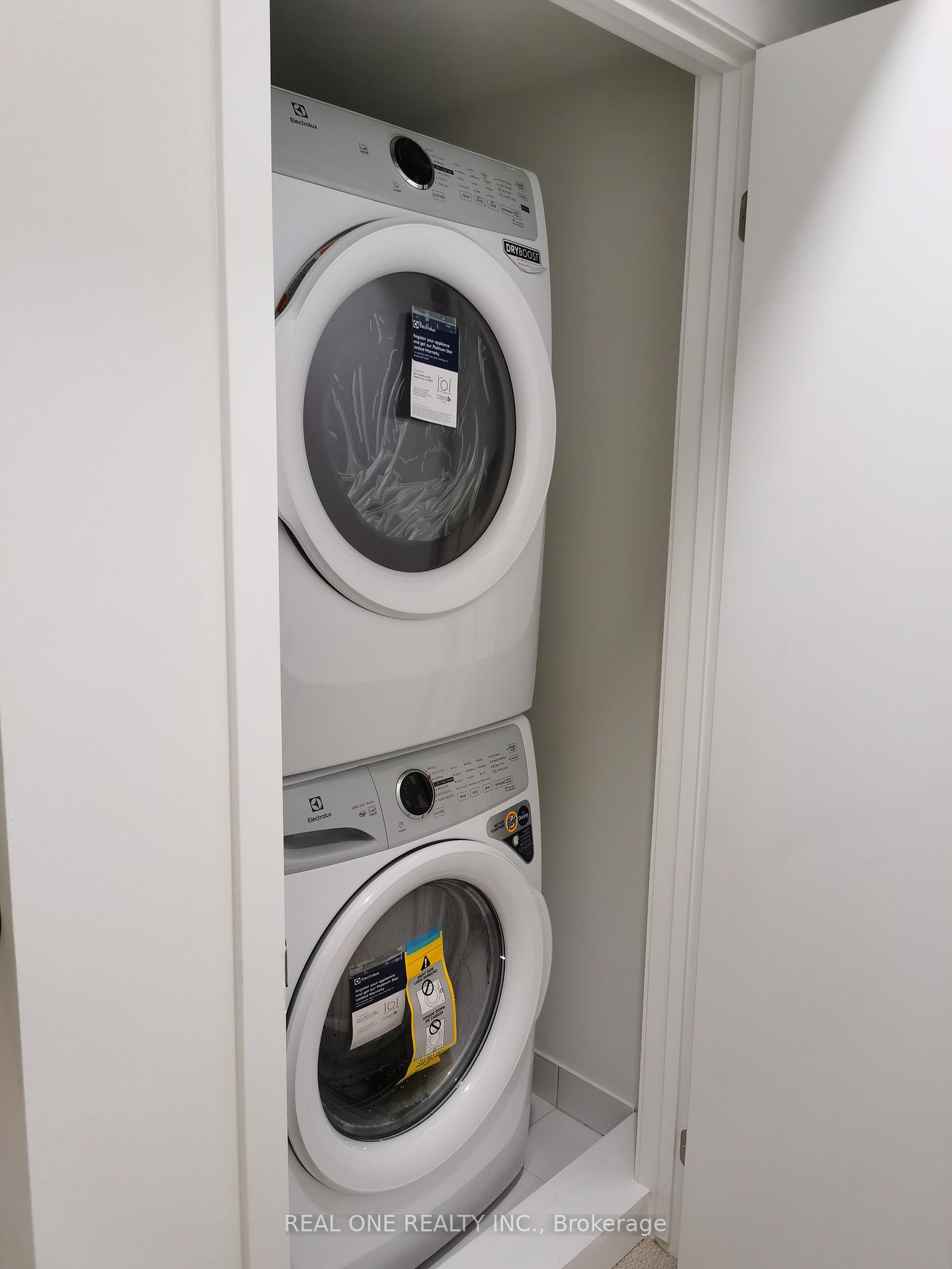 Photo 12 of Unit TH 291, 140 Honeycrisp Crescent, Vaughan, Vaughan Corporate Centre — HOMEH