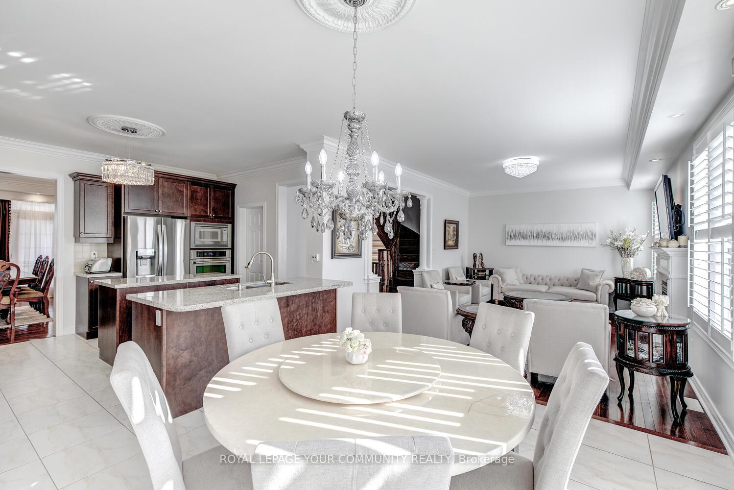 Photo 4 of 110 Muret Crescent, Vaughan, Patterson — HOMEH