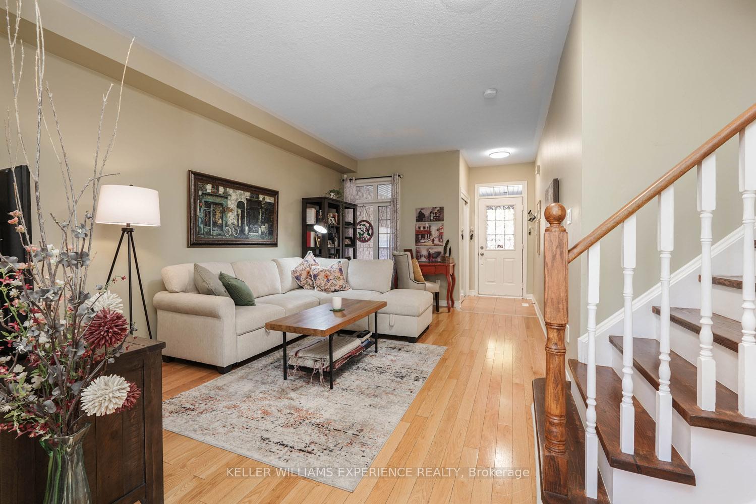 Photo 4 of 63 Watkins Glen Crescent, Aurora, Bayview Wellington — HOMEH