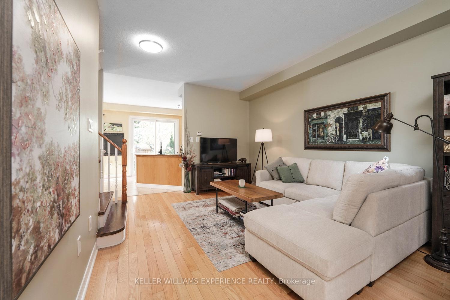 Photo 5 of 63 Watkins Glen Crescent, Aurora, Bayview Wellington — HOMEH