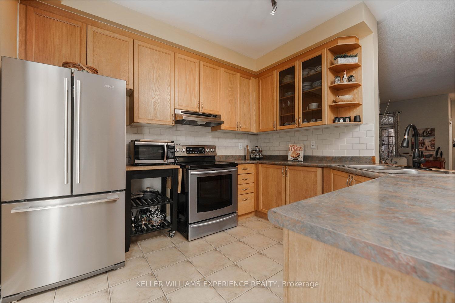 Photo 6 of 63 Watkins Glen Crescent, Aurora, Bayview Wellington — HOMEH