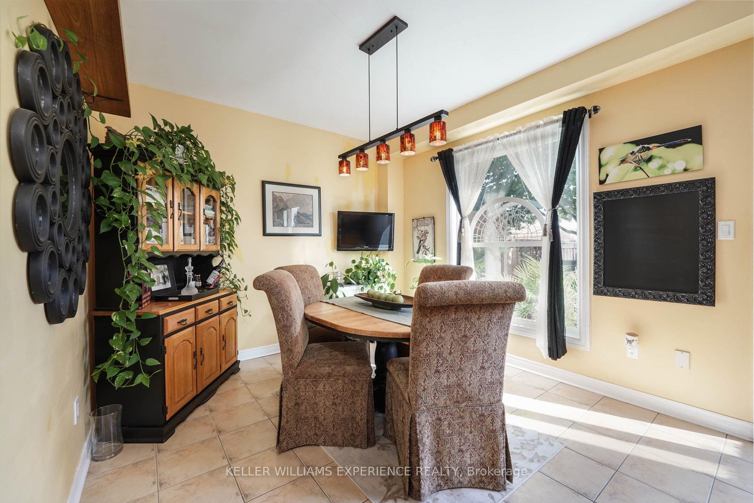 Photo 8 of 63 Watkins Glen Crescent, Aurora, Bayview Wellington — HOMEH