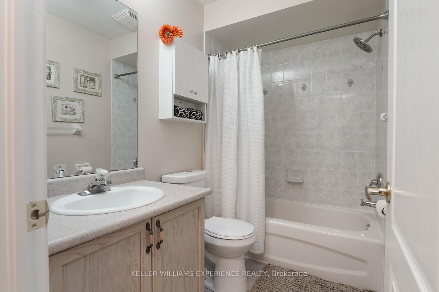 Photo 12 of 63 Watkins Glen Crescent, Aurora, Bayview Wellington — HOMEH