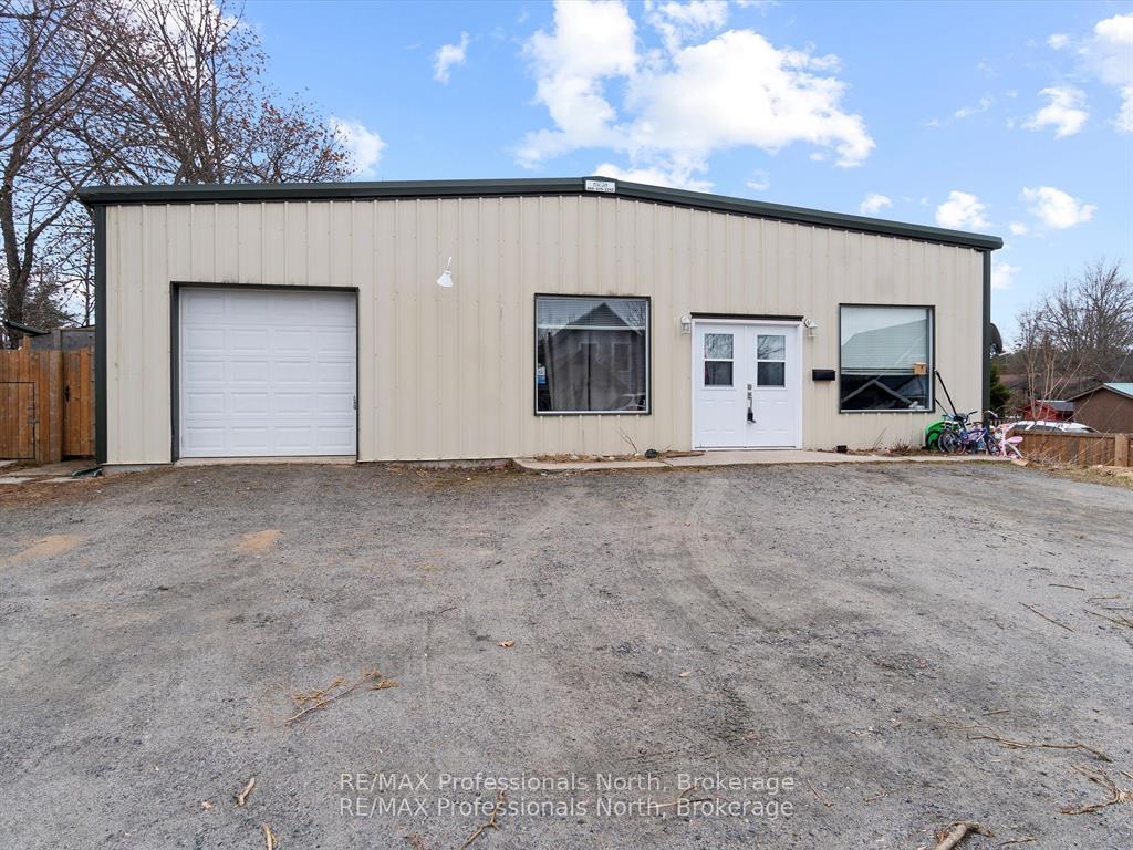 Front of 950 Muskoka Road S