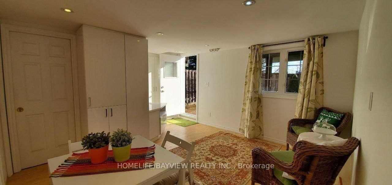 Photo 3 of Unit (Bsmnt), 19 Alder Grove, Aurora, Aurora Grove — HOMEH