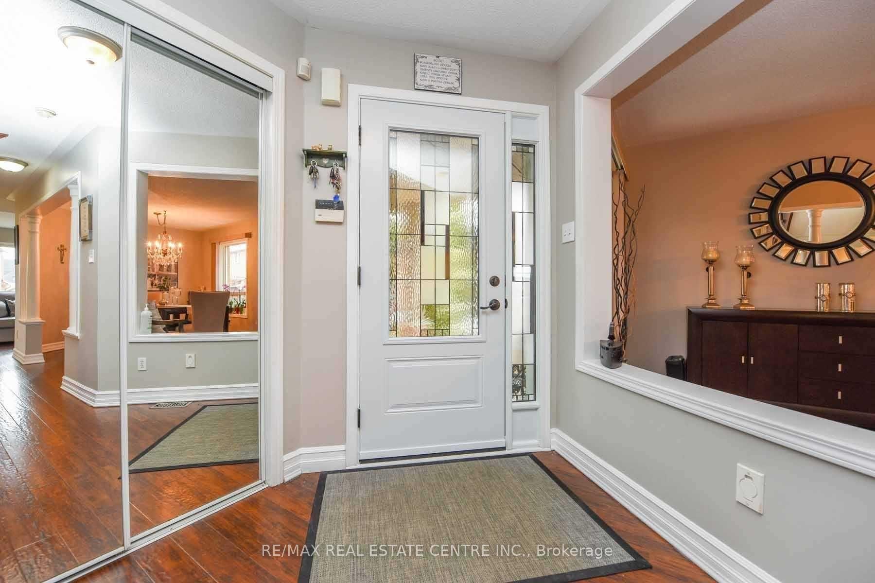 Photo 3 of 764 Avocado Crescent, Mississauga, Meadowvale Village — HOMEH