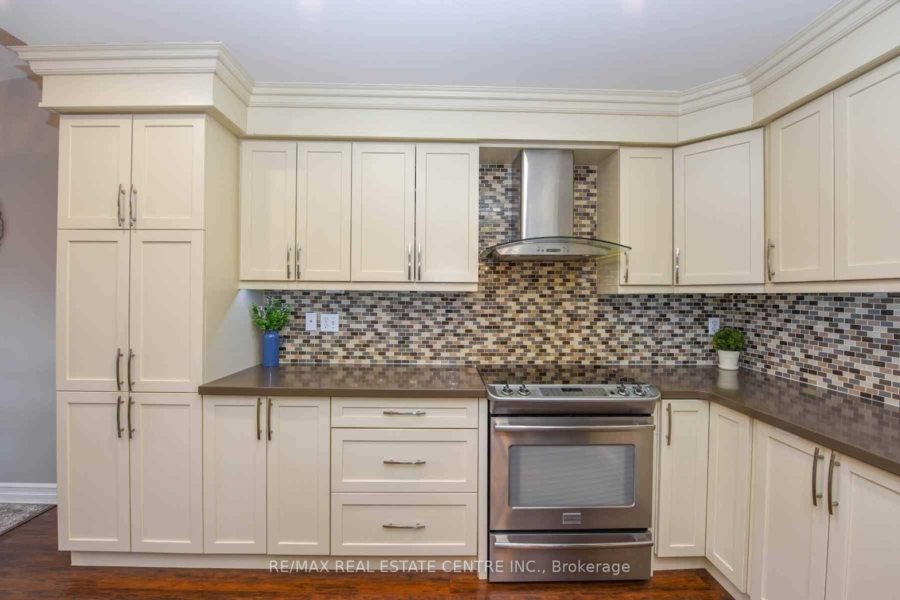 Photo 5 of 764 Avocado Crescent, Mississauga, Meadowvale Village — HOMEH