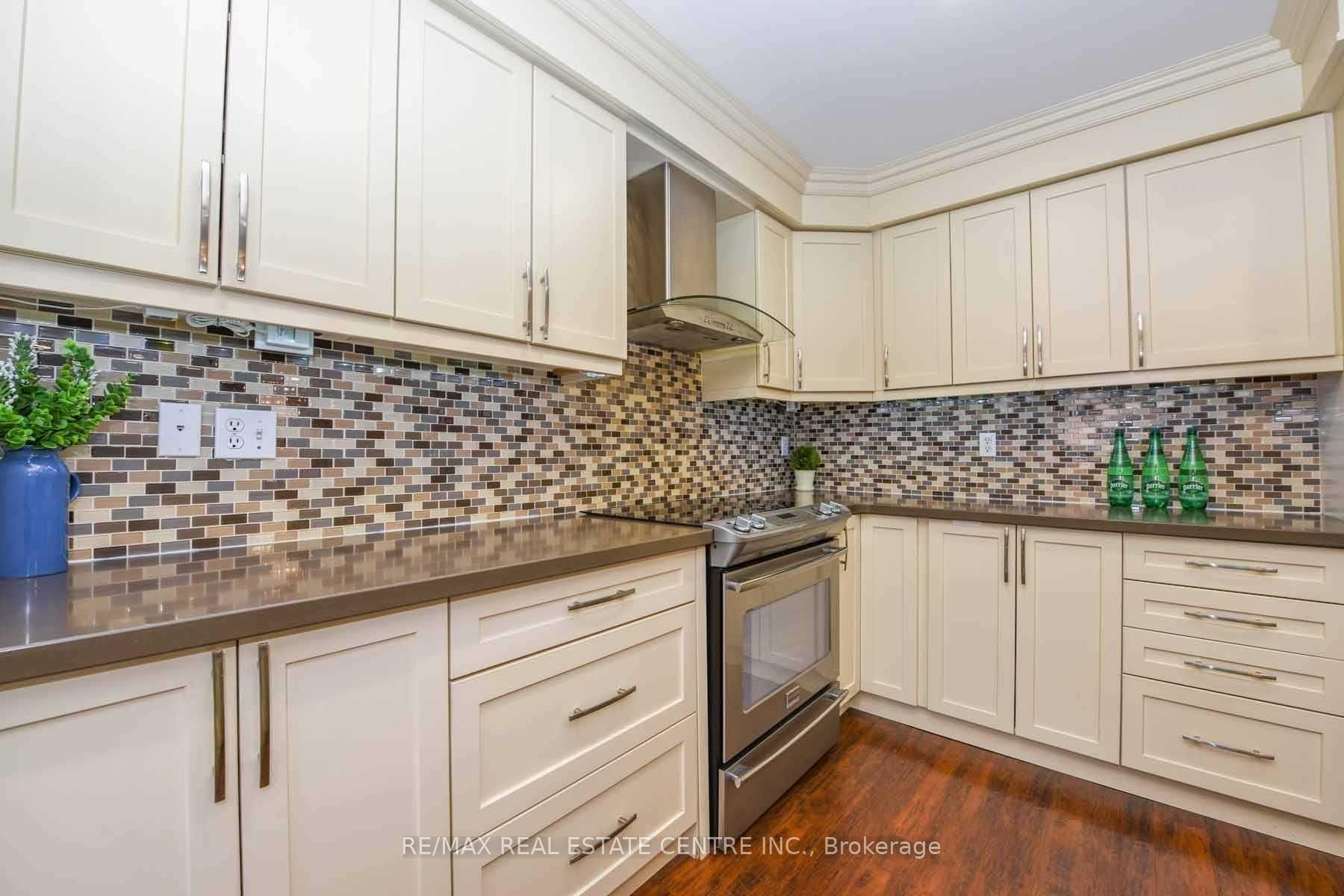 Photo 8 of 764 Avocado Crescent, Mississauga, Meadowvale Village — HOMEH
