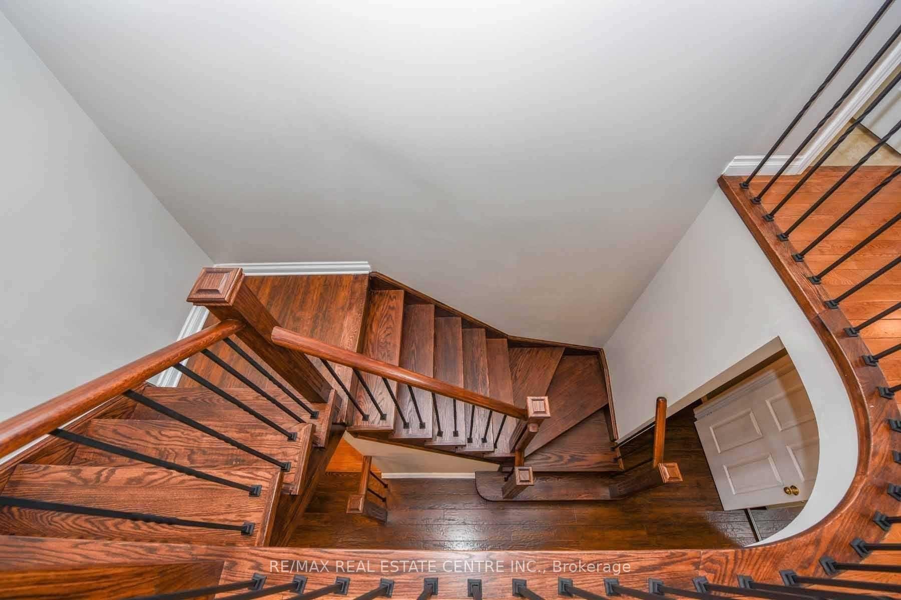 Photo 16 of 764 Avocado Crescent, Mississauga, Meadowvale Village — HOMEH