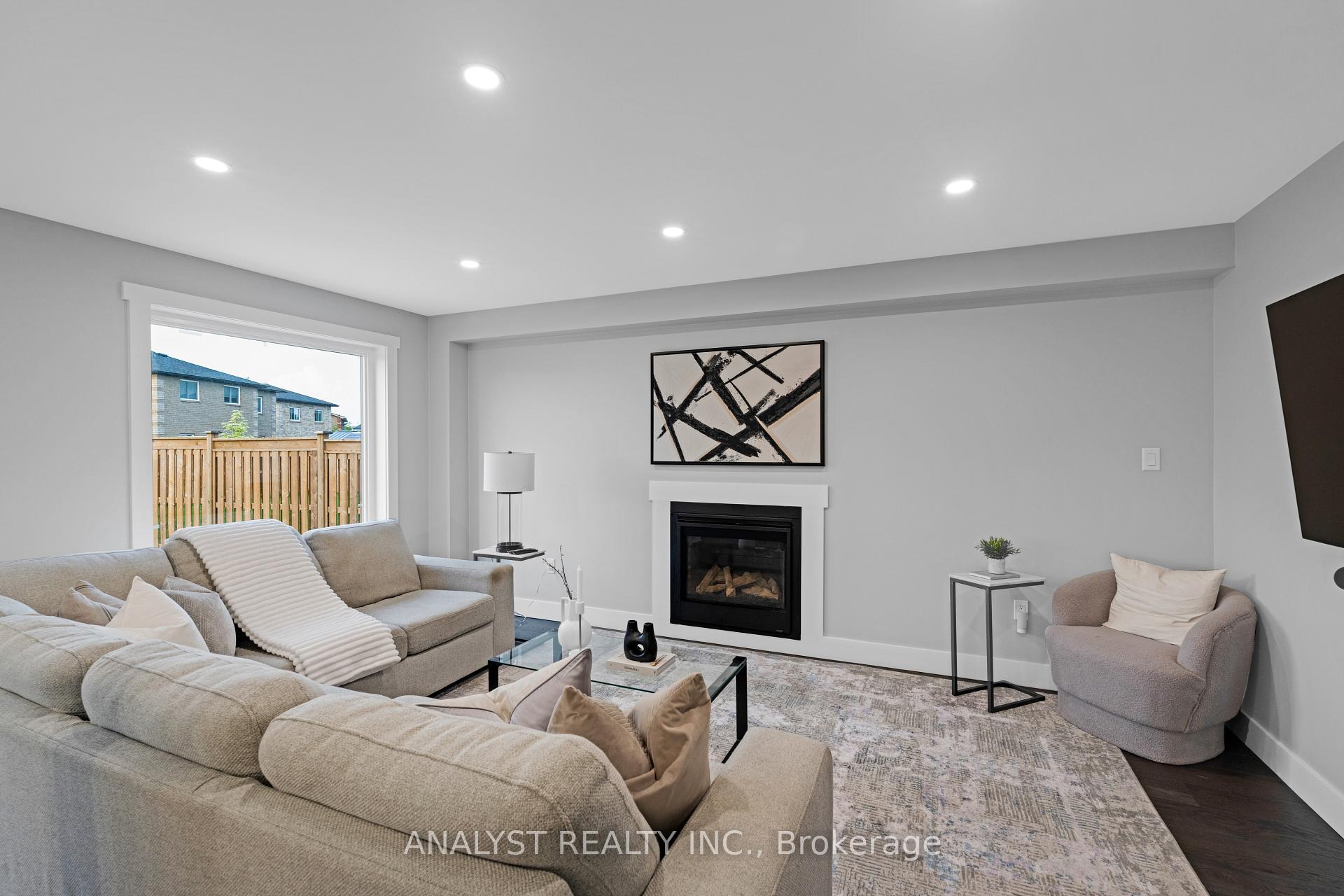 Photo 5 of 65 Sun King Crescent, Barrie, Innis-Shore — HOMEH