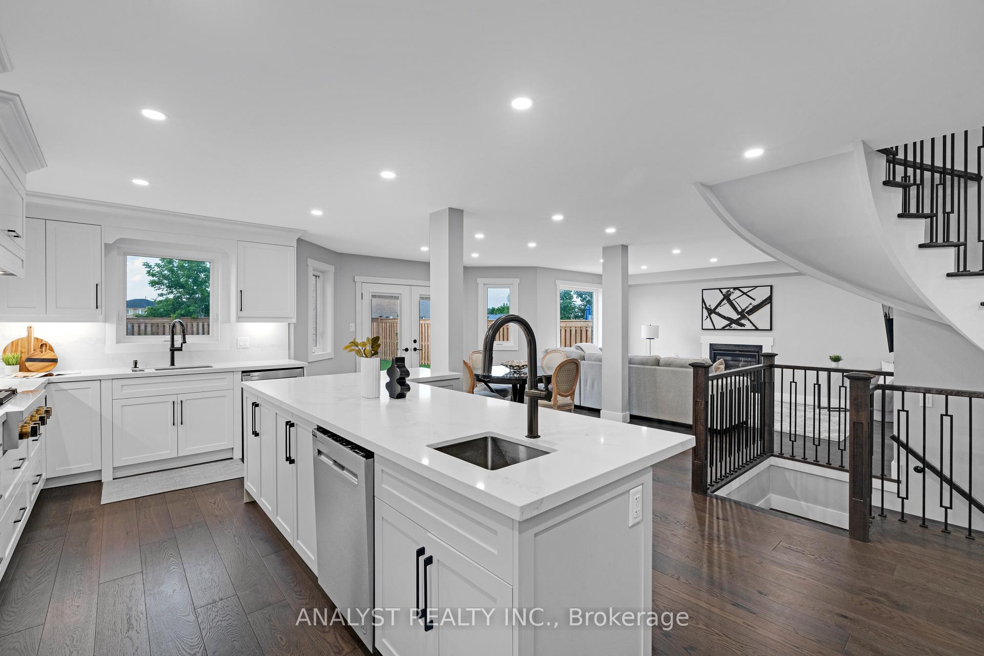 Photo 11 of 65 Sun King Crescent, Barrie, Innis-Shore — HOMEH