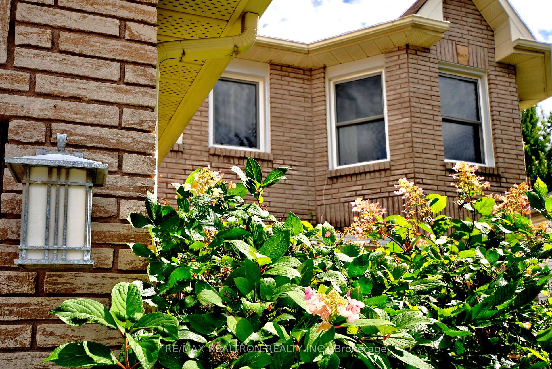 Photo 2 of 89 Browning Trail, Barrie, Letitia Heights — HOMEH