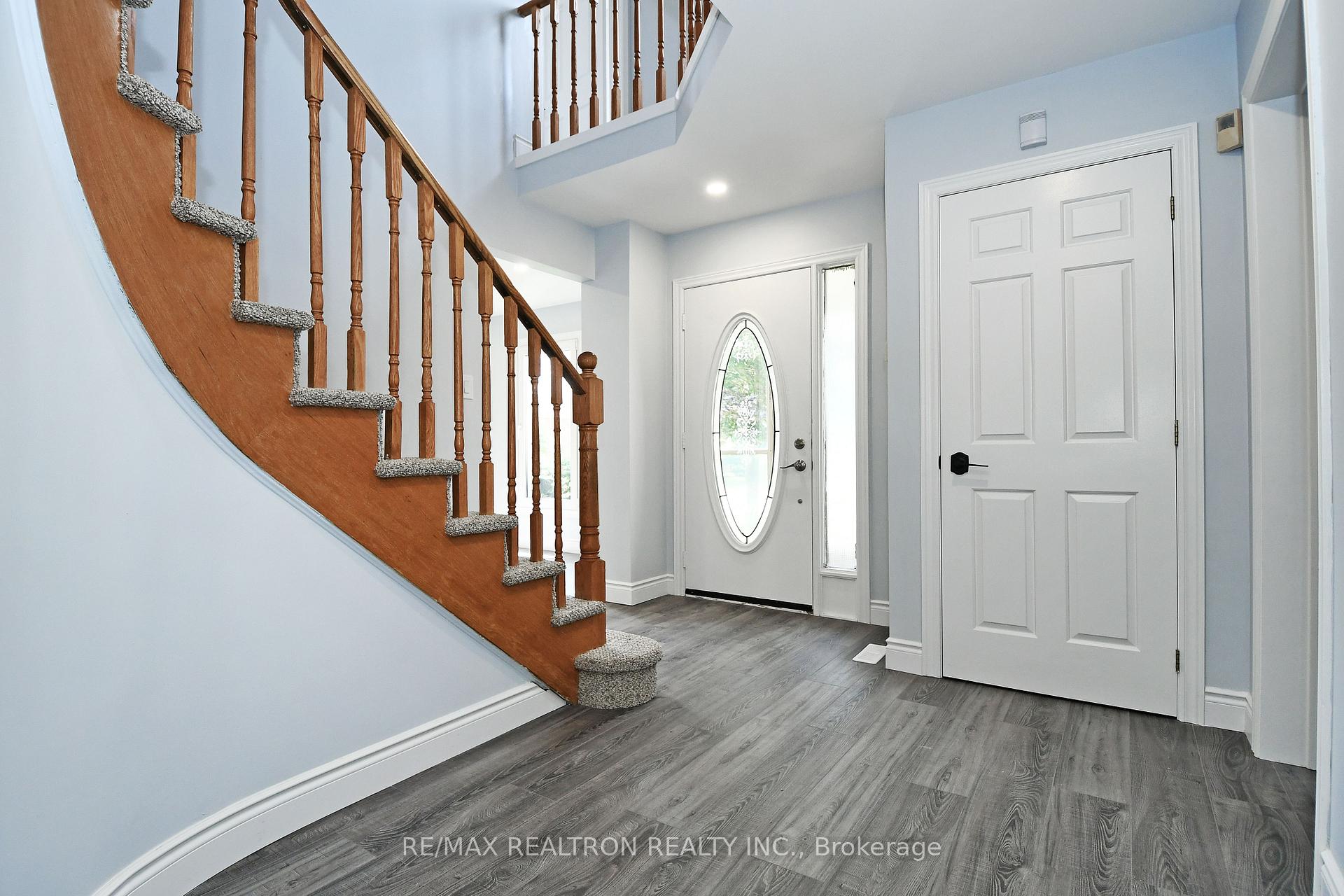 Photo 3 of 89 Browning Trail, Barrie, Letitia Heights — HOMEH