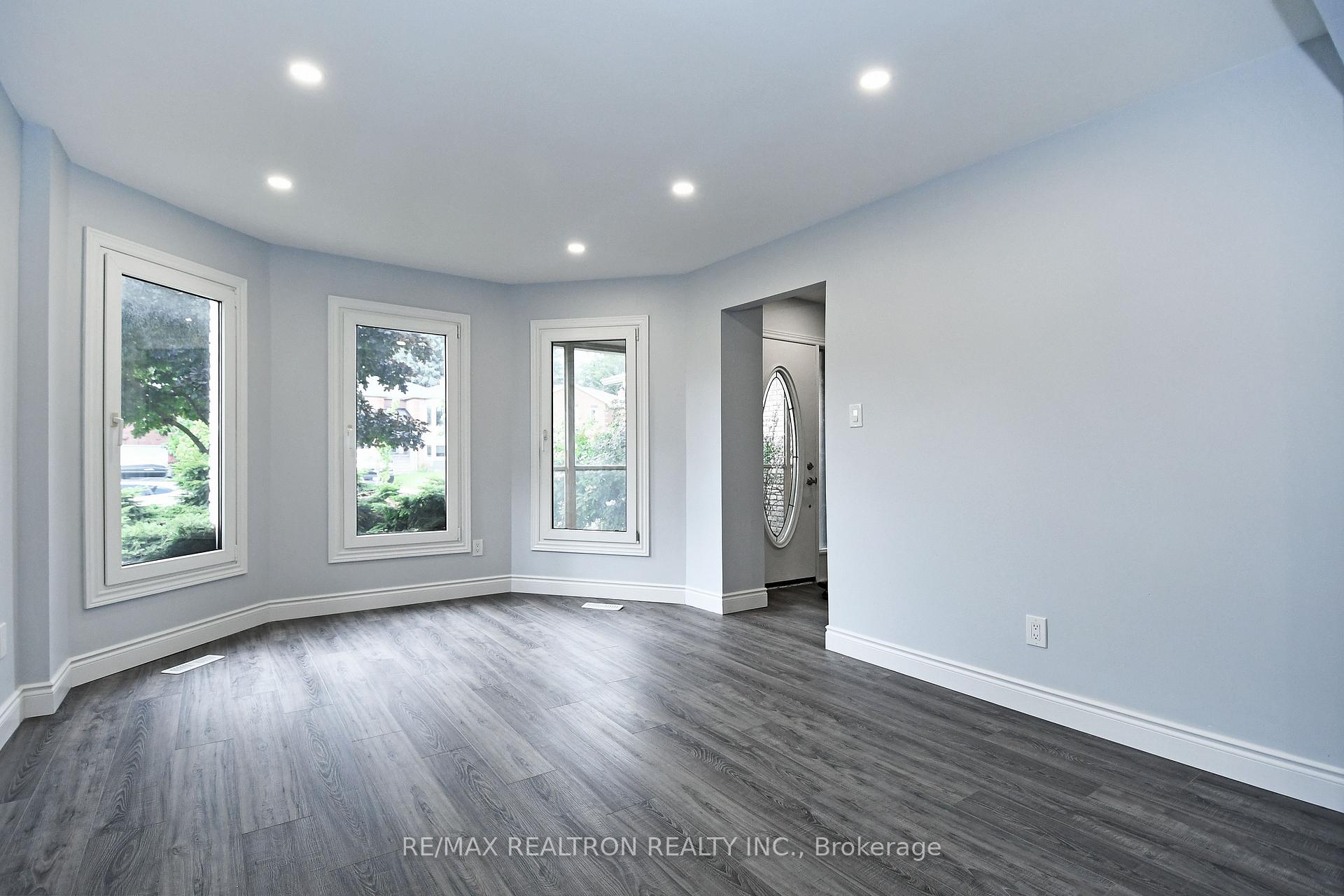 Photo 4 of 89 Browning Trail, Barrie, Letitia Heights — HOMEH