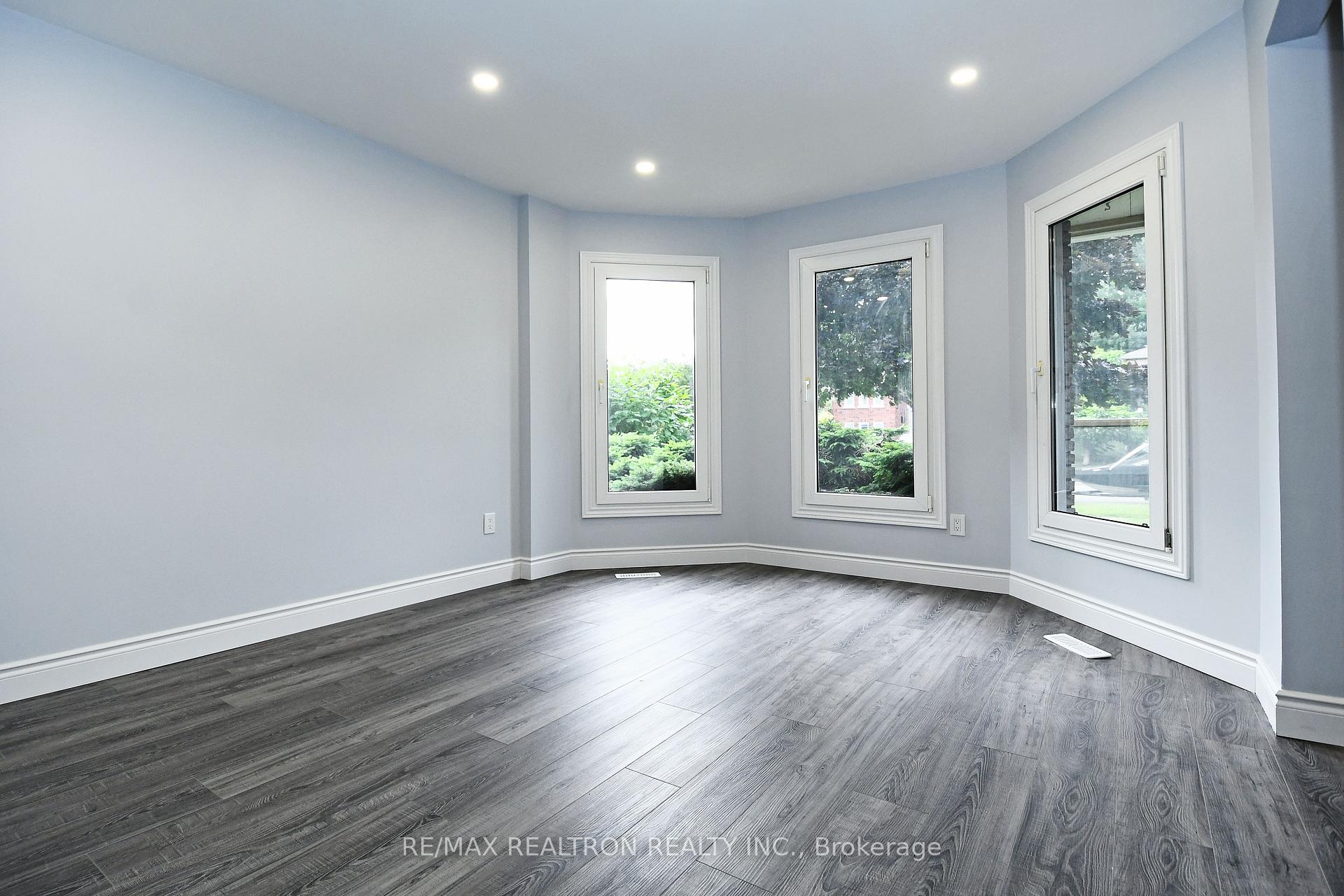 Photo 5 of 89 Browning Trail, Barrie, Letitia Heights — HOMEH