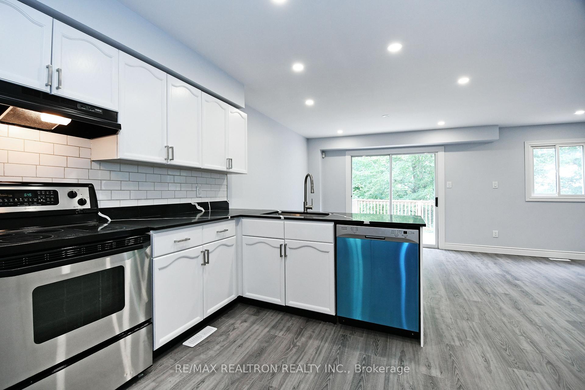 Photo 12 of 89 Browning Trail, Barrie, Letitia Heights — HOMEH