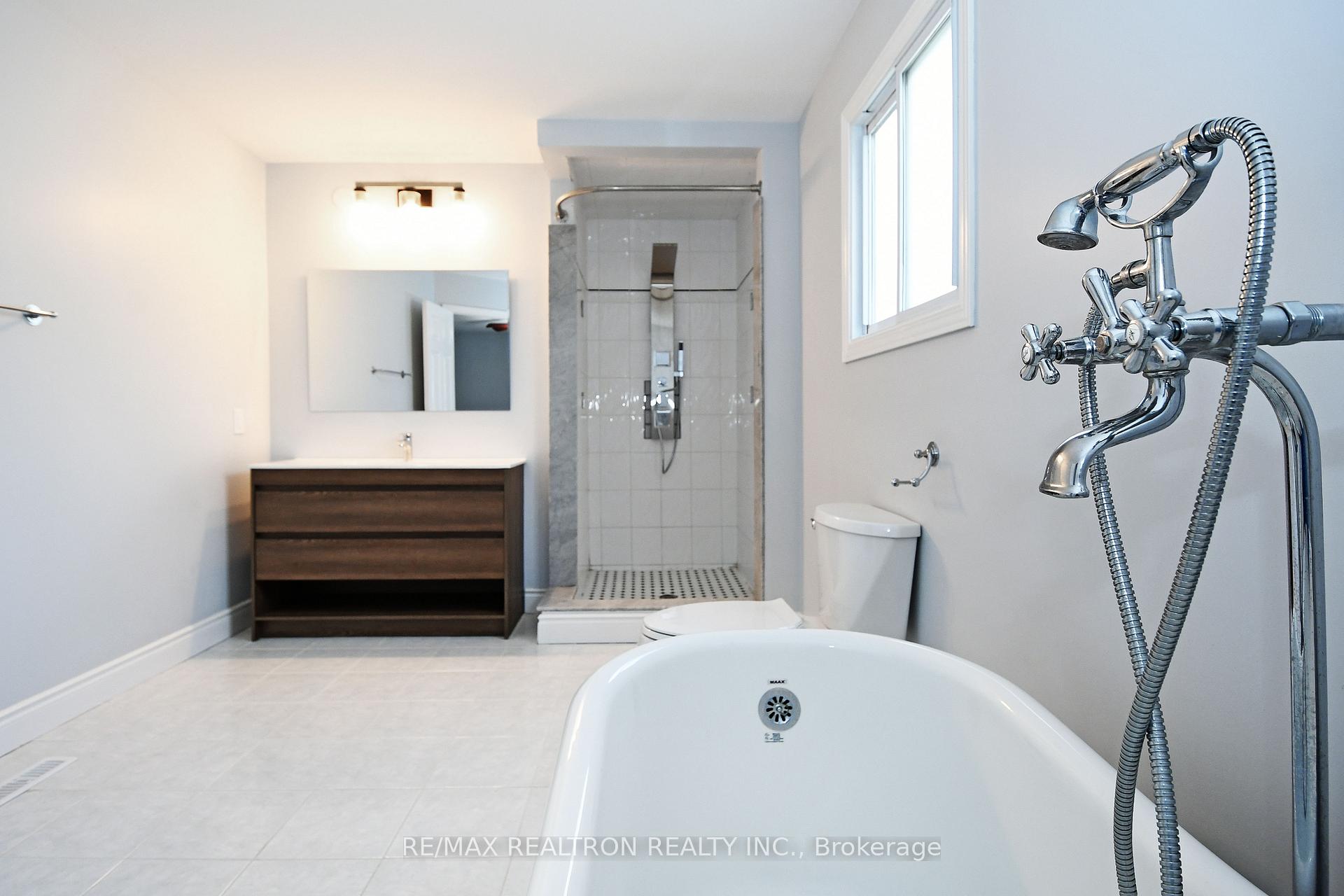 Photo 23 of 89 Browning Trail, Barrie, Letitia Heights — HOMEH
