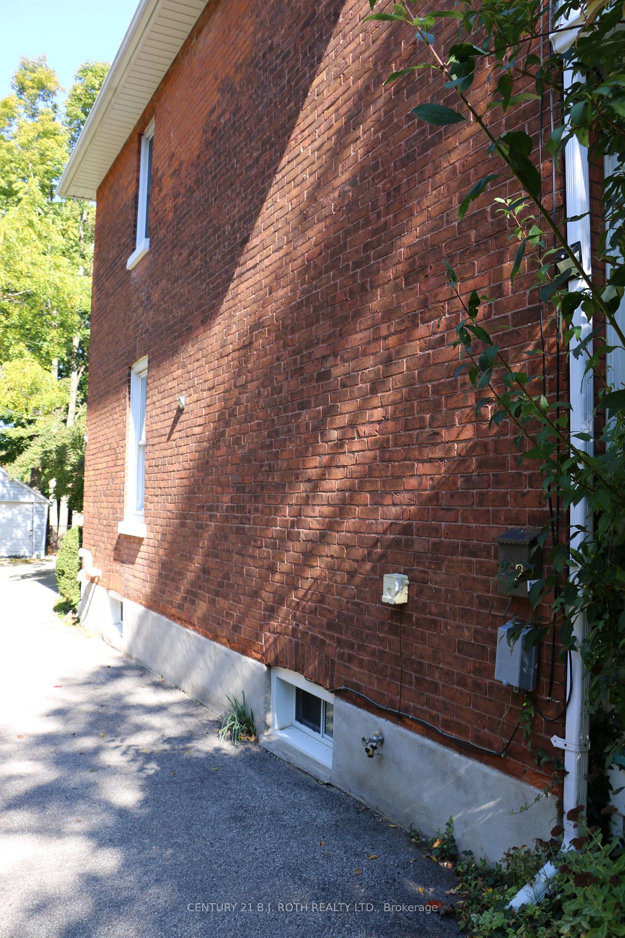 Photo 2 of 52 Holgate Street, Barrie, Allandale — HOMEH
