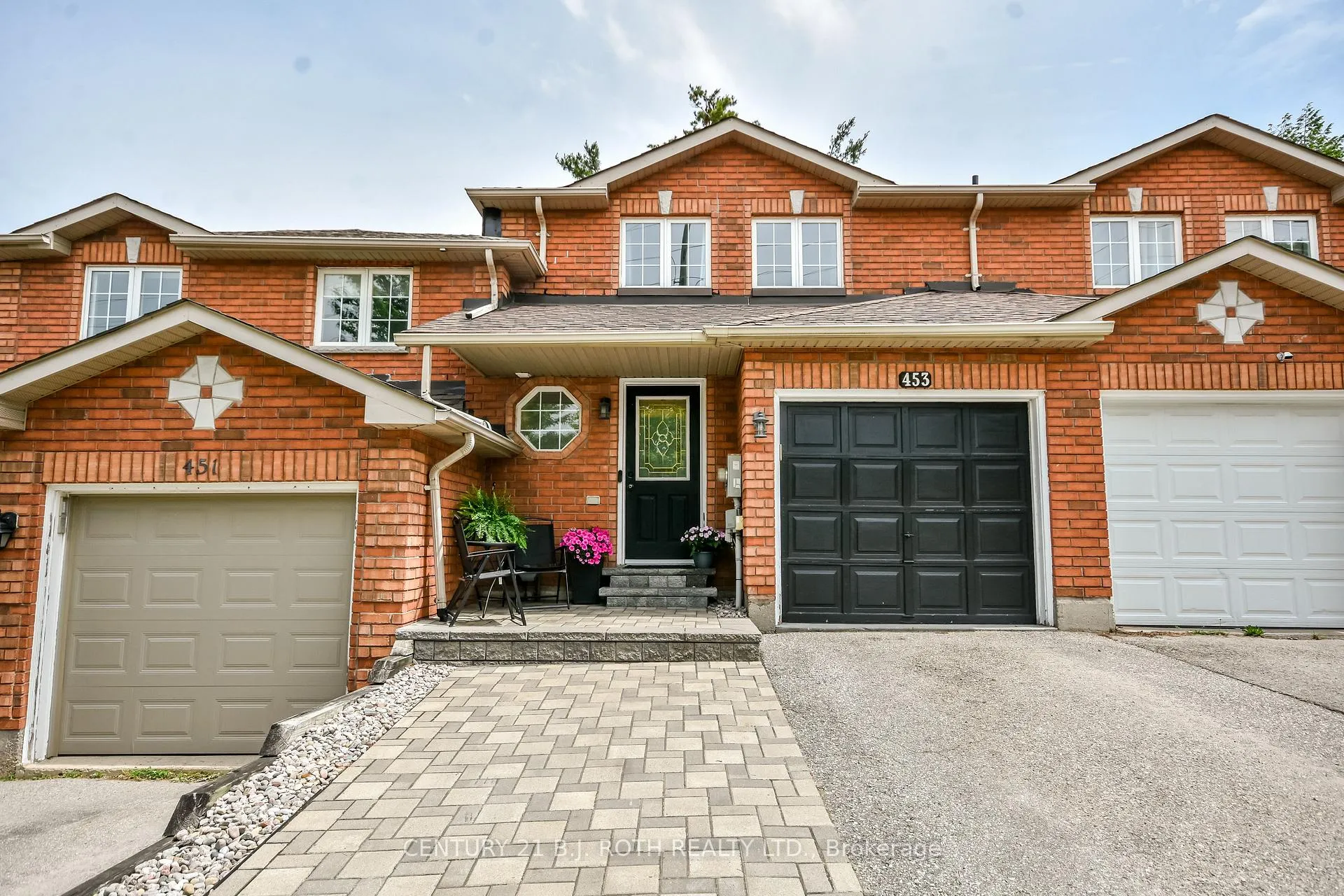 Front of 453 Ferndale Drive S