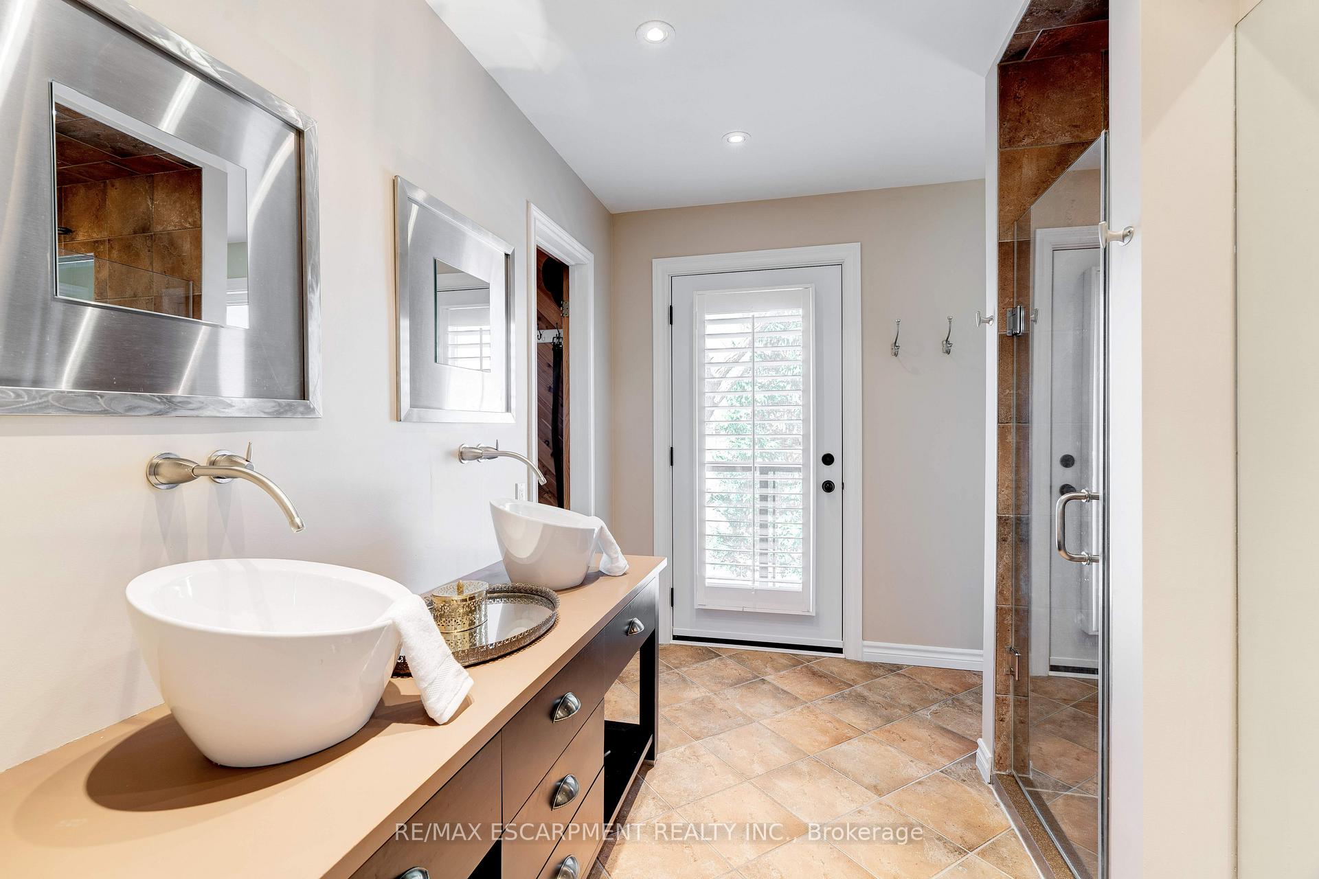 Photo 5 of 4302 Shoreacres Place, Burlington, Shoreacres — HOMEH