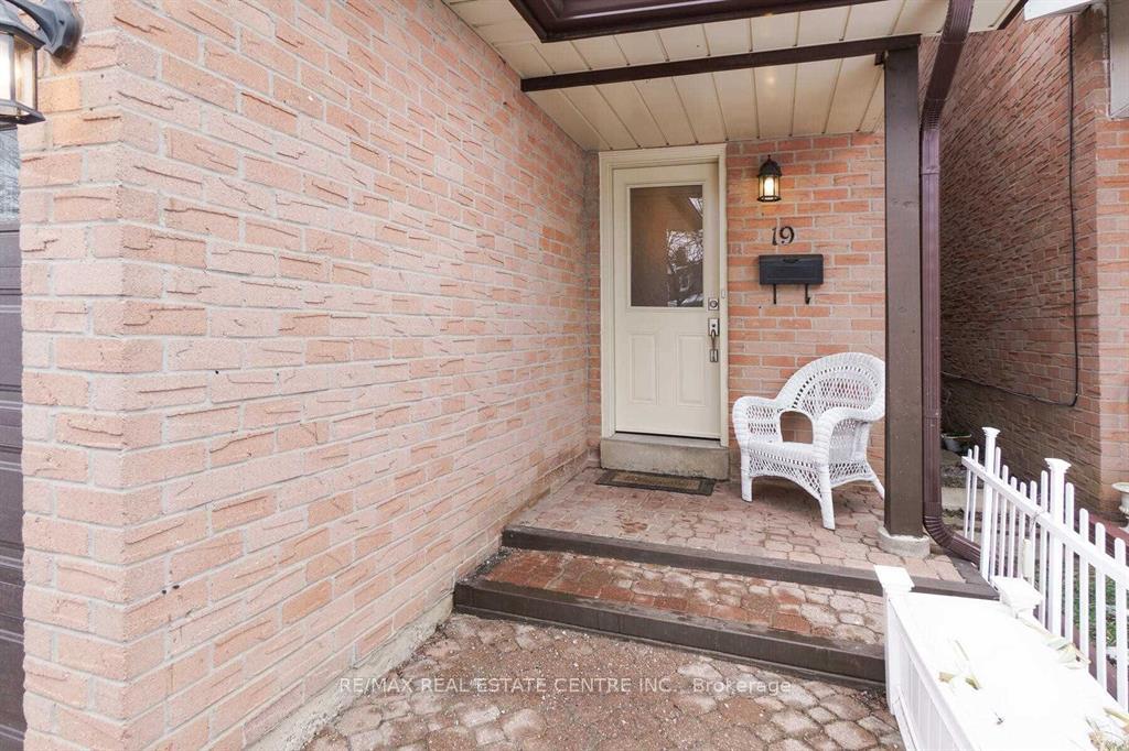 Photo 1 of 19 Rawling Crescent, Brampton, Heart Lake East — HOMEH