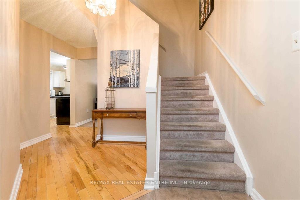 Photo 2 of 19 Rawling Crescent, Brampton, Heart Lake East — HOMEH