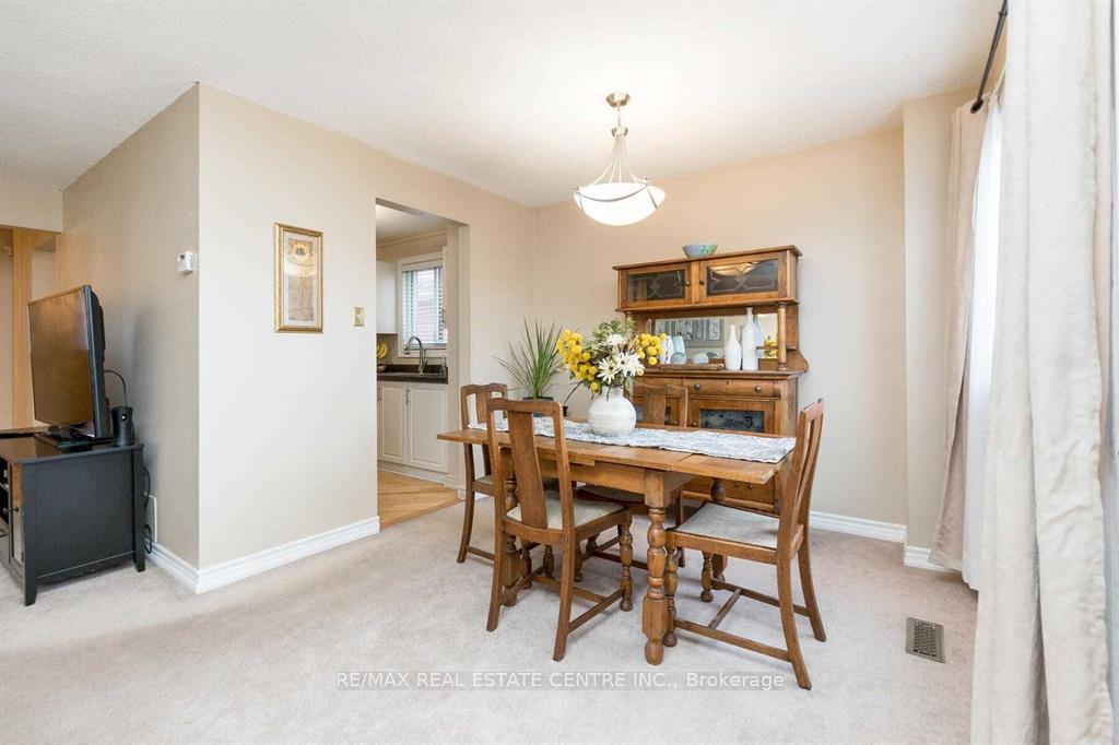 Photo 4 of 19 Rawling Crescent, Brampton, Heart Lake East — HOMEH