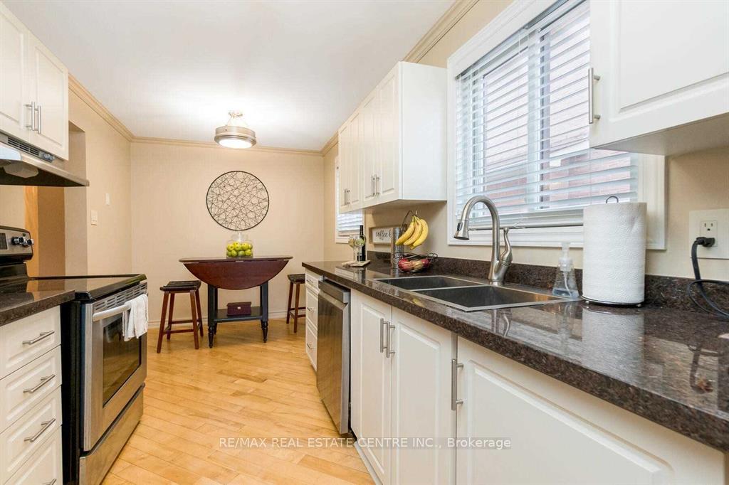 Photo 5 of 19 Rawling Crescent, Brampton, Heart Lake East — HOMEH