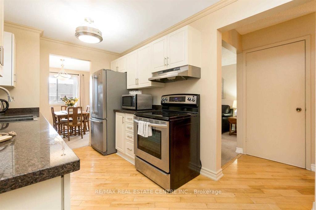 Photo 7 of 19 Rawling Crescent, Brampton, Heart Lake East — HOMEH