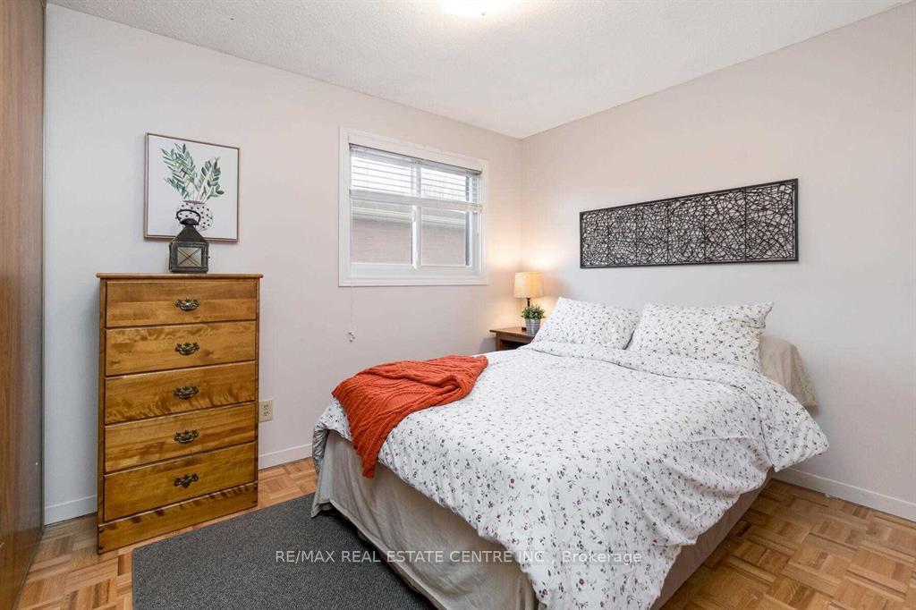 Photo 11 of 19 Rawling Crescent, Brampton, Heart Lake East — HOMEH