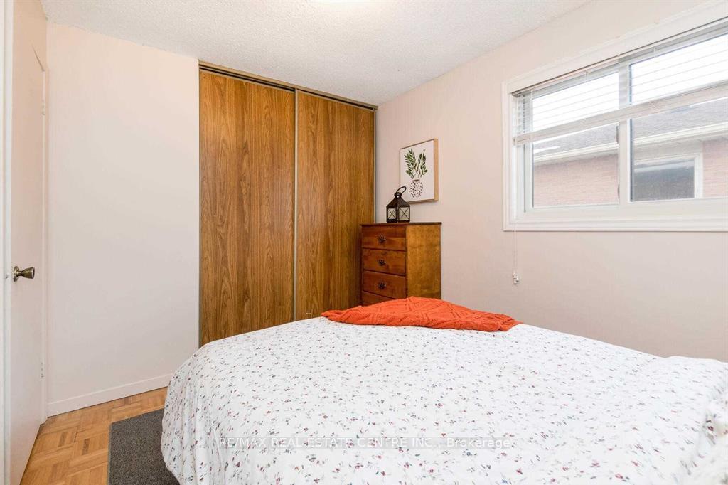 Photo 12 of 19 Rawling Crescent, Brampton, Heart Lake East — HOMEH