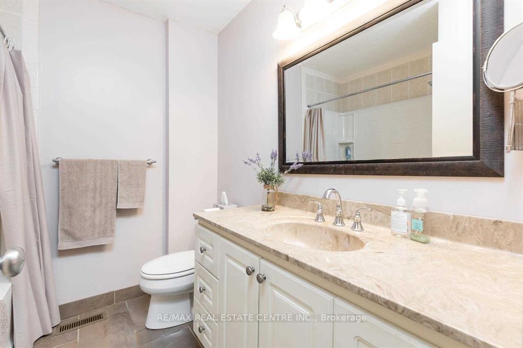 Photo 13 of 19 Rawling Crescent, Brampton, Heart Lake East — HOMEH