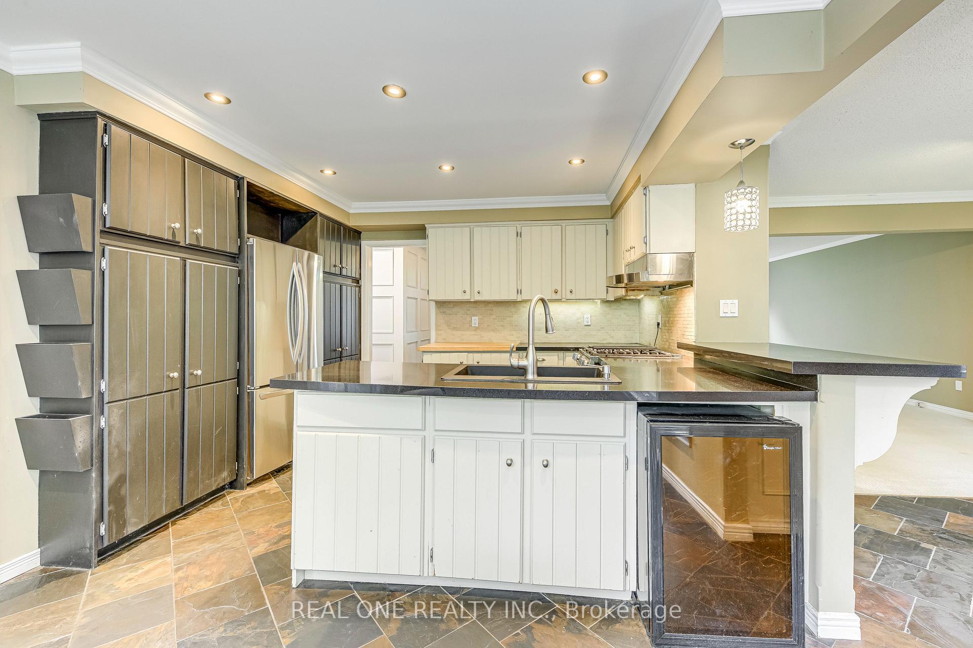 Photo 9 of 1236 Woodview Drive, Oakville, Glen Abbey — HOMEH