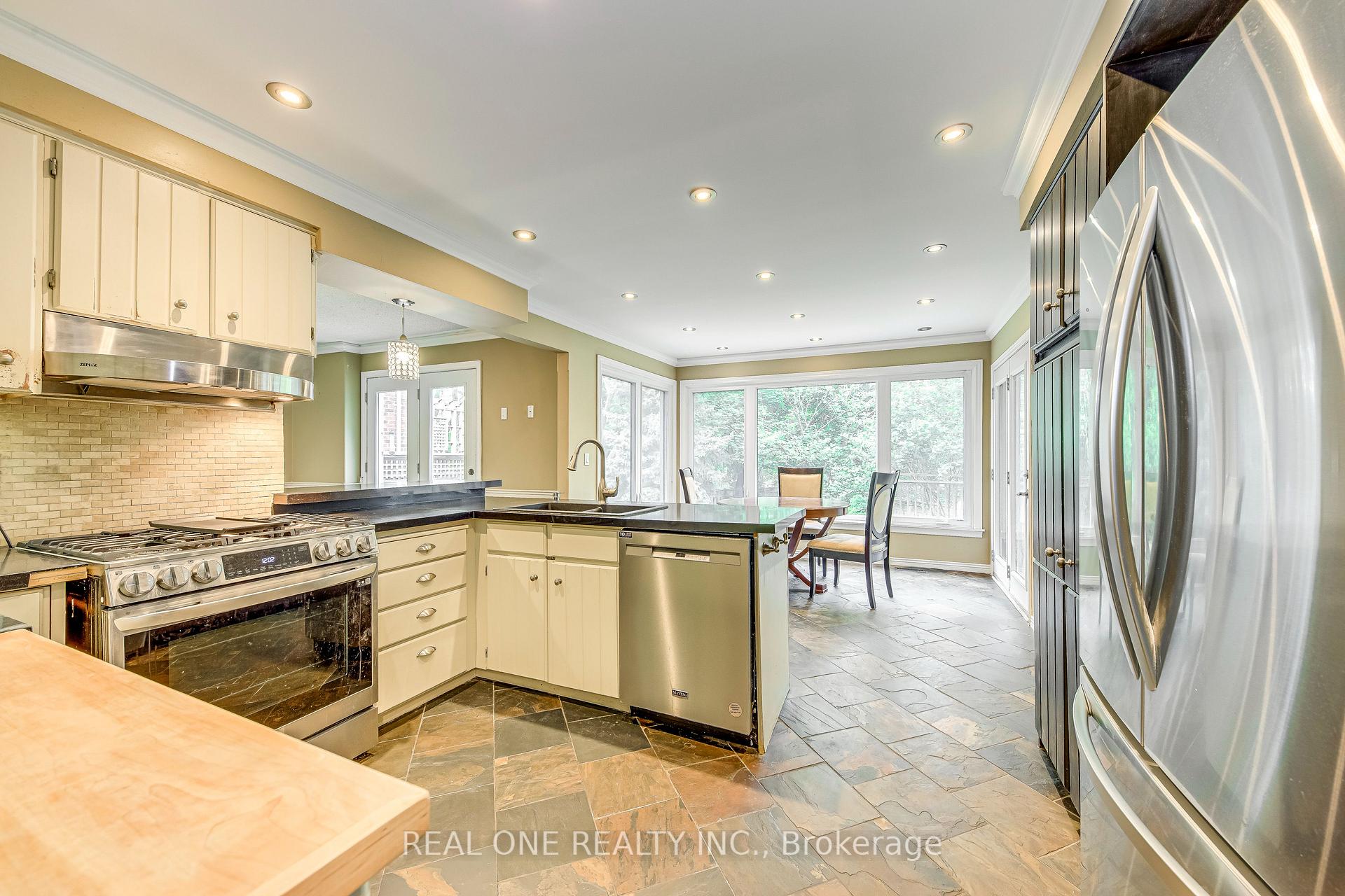 Photo 10 of 1236 Woodview Drive, Oakville, Glen Abbey — HOMEH