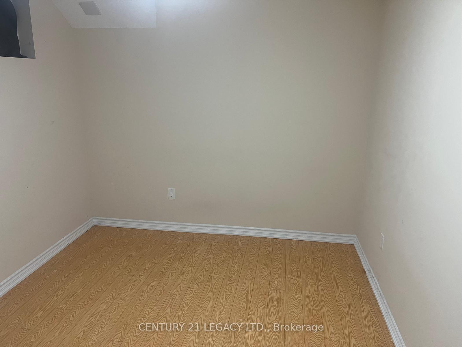 Photo 3 of 52 Vanwood Crescent, Brampton, Vales of Castlemore — HOMEH