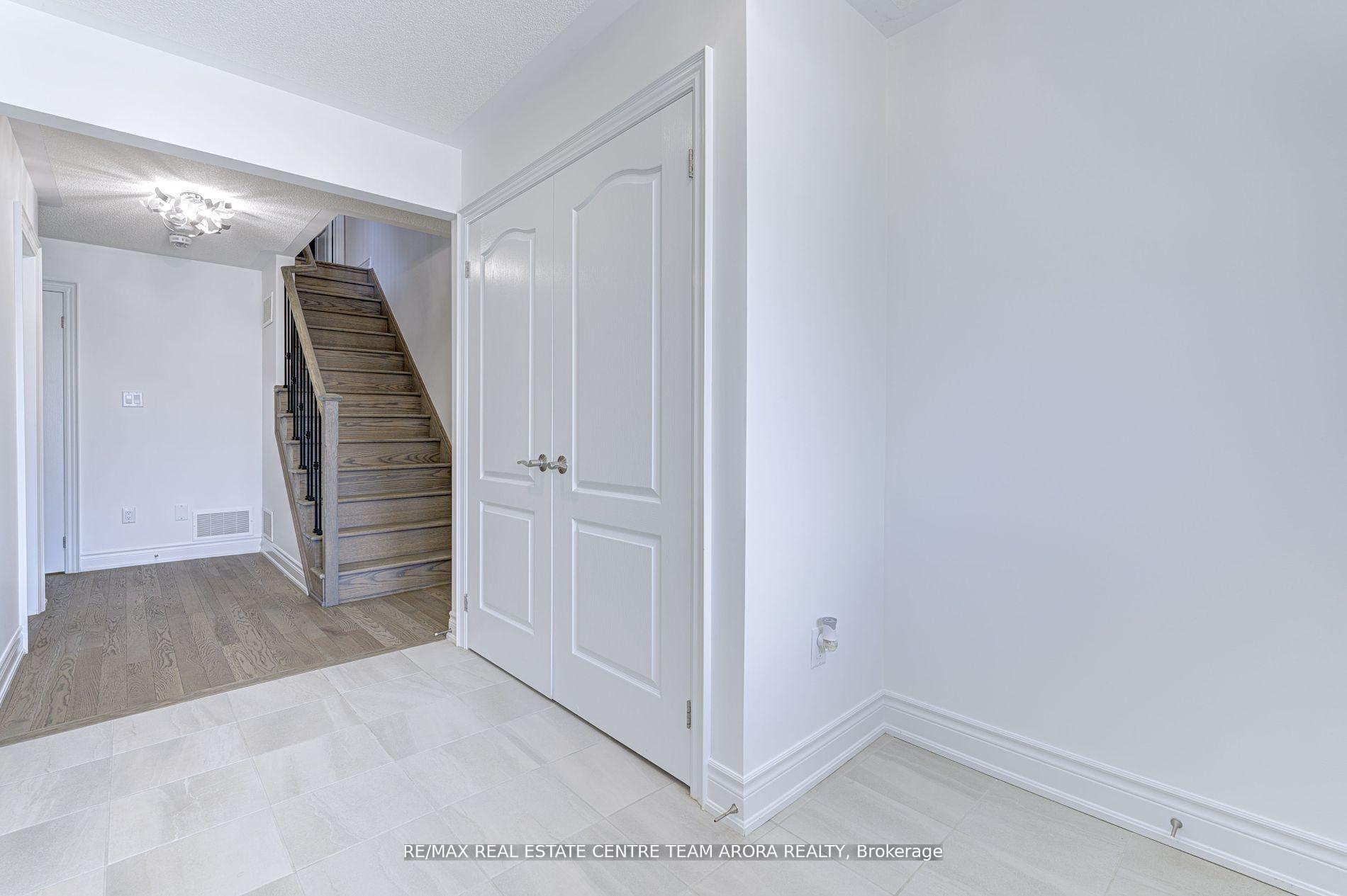Photo 5 of 8585 Financial Drive, Brampton, Bram West — HOMEH