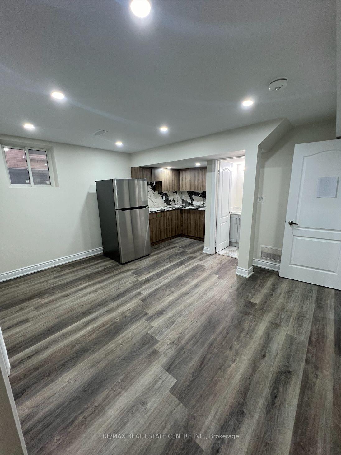 Photo 3 of Unit Unit B, 54 Mediterranean Crescent, Brampton, Bram West — HOMEH