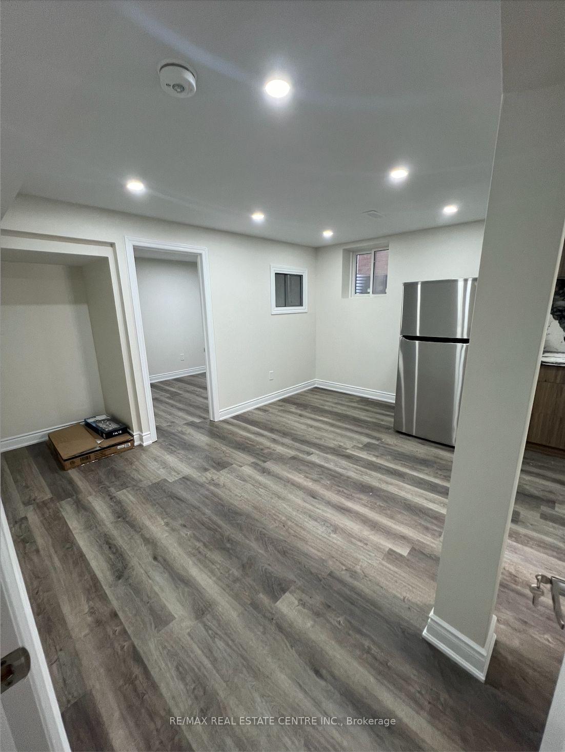 Photo 4 of Unit Unit B, 54 Mediterranean Crescent, Brampton, Bram West — HOMEH